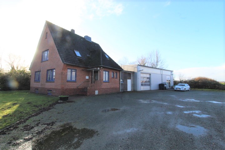 Wohn- und Gewerbeimmobilie mit großer Lagerhalle/Werkstatt in Stade-Schnee (teilweise vermietet)